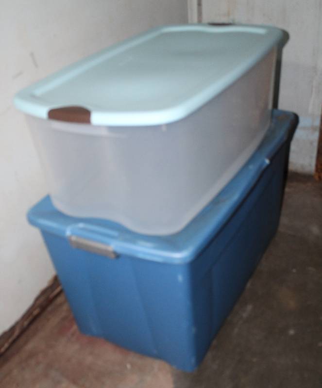 lot 8696 image: Lot of 2 Large Storage Totes w Lids