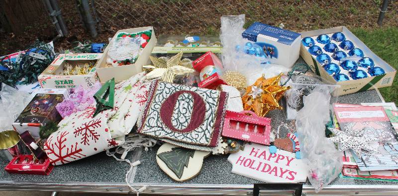 lot 8707 image: Lot of Holiday Dcor - Very Cool