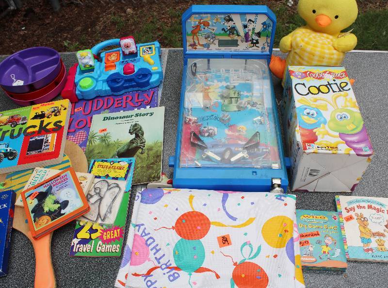 lot 8710 image: Lot n of Assorted Toys and Books - Neat