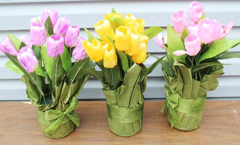 lot 8712 image: Lot of Artificial Flowers - Beautiful