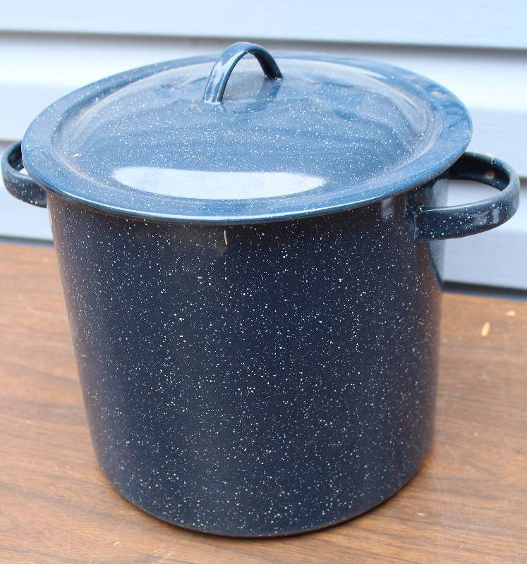 lot 8718 image: Porcelain on Steel Stock Pot