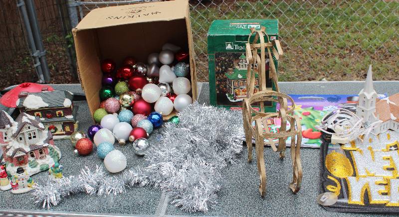 lot 8720 image: Lot of Holiday Dcor - Neat