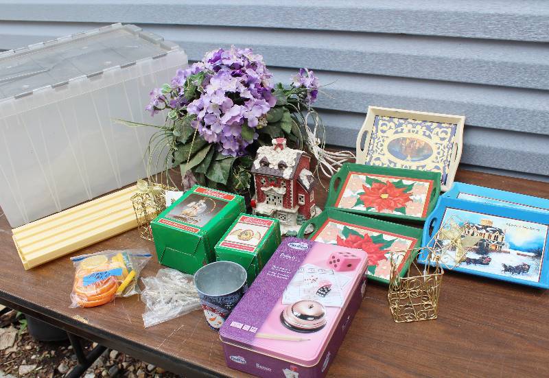 lot 8729 image: Tub and Contents - Holiday Dcor