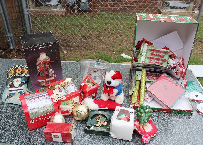 lot 8741 image: Box of Christmas Dcor - Festive