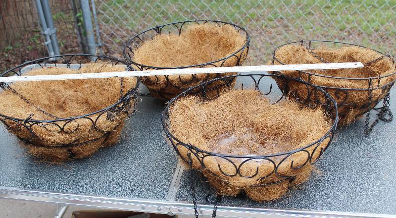 lot 8743 image: Lot of 4 Hanging Planter Baskets - Neat