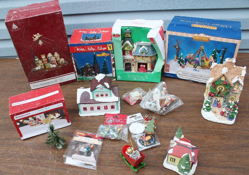 lot 8749 image: Lot of Assorted Christmas Holiday Dcor