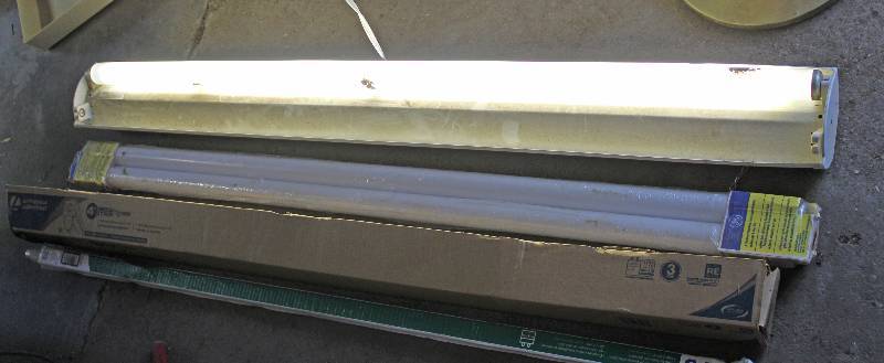 lot 8759 image: 2 Fluorescent Light Fixtures - Cool