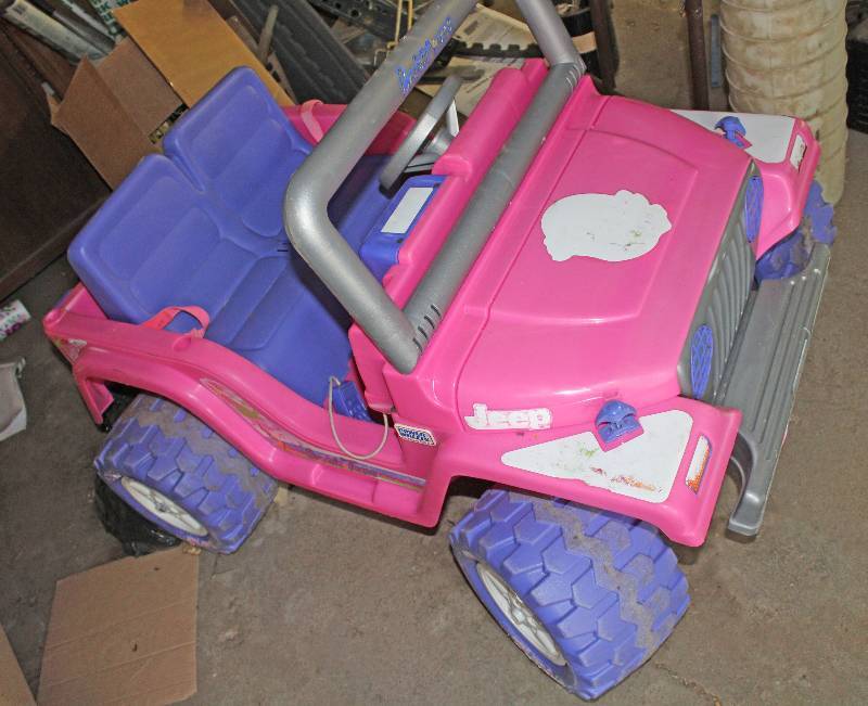 lot 8760 image: PowerWheels Childrens Jeep - Neat