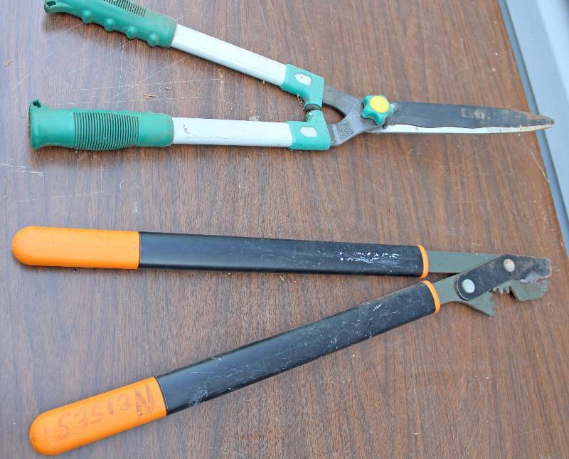 lot 8762B image: Pair of Yard Clippers and Other Hand Tool Cutter