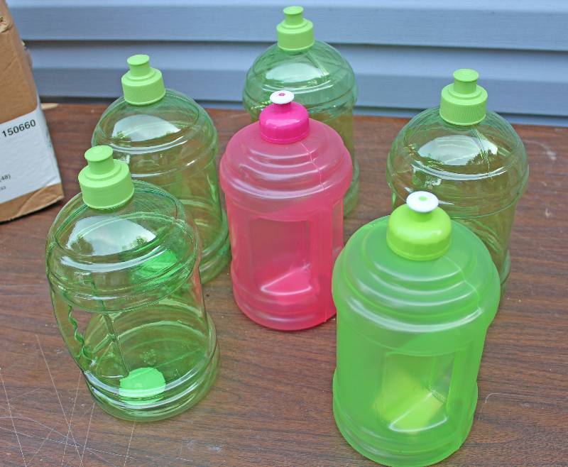 lot 8773 image: 6 Beverage Bottles with Pop Up Mouthpieces and Carrying Handles