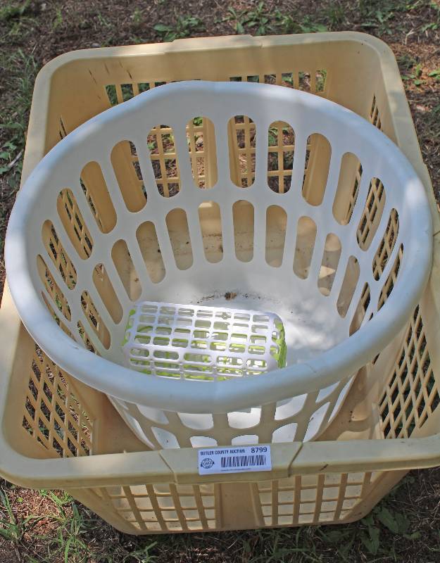 lot 8799 image: Lot of 2 Plastic Laundry Baskets - Cool