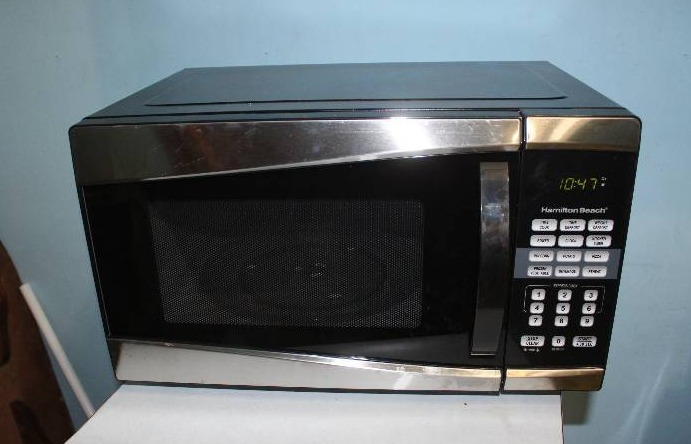 lot 8775 image: Hamilton Beach Black Microwave Oven