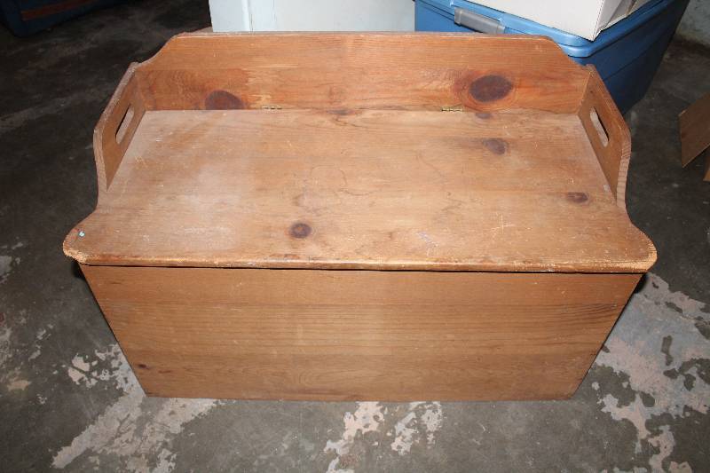 lot 8778 image: Wooden Toy Box - Neat
