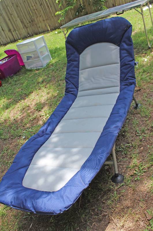 lot 8786 image: Blue and White Folding Outdoor Lounger