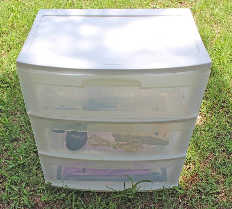 lot 8789 image: 3 Drawer Plastic Storage Chest