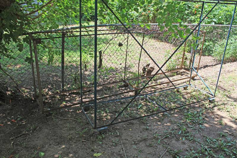 lot 8802 image: 2 Metal Racks with Wheels - Handy