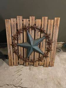 lot 10 image: Rustic metal barn star sign