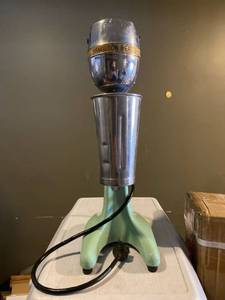 lot 28 image: Hamilton Beach 30 Vintage Retro Milkshake Maker Green with cup