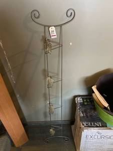 lot 38 image: Metal hanger for towels- 4 spaces