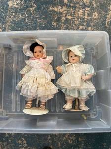 lot 39 image: Collector porcelain dolls from the Kansas State Fair 1990, 1994