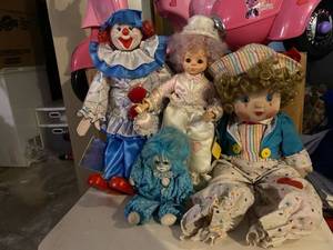 lot 45 image: Vintage Clown collection- 4 dolls, 2 ceramic figurines, 6 clown candles