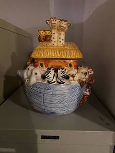 lot 46 image: Noahs art cookie jar