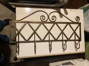 lot 52 image: 5 hook Metal coat rack