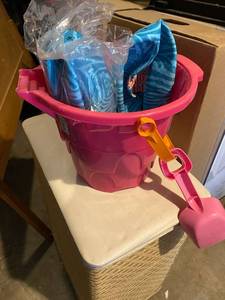 lot 62 image: Sand bucket with shovel and 3 new basketballs and lunch tote