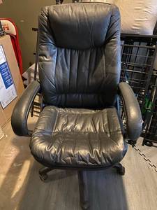 lot 66 image: Executive computer chair