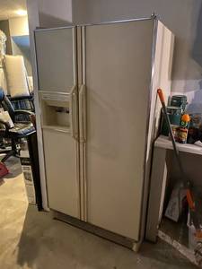 lot 69 image: Amana Side by Side freezerrefrigerator with ice & water in the door