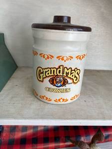 lot 90 image: Vintage Grandmas cookie jar- metal