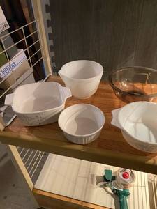 lot 108 image: Assortment of Pyrex bowls