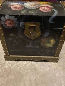 lot 115 image: Beautiful Vintage floral truck with contents including a variety of music and battery powered tea lights