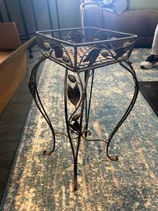 lot 127 image: Plant stand with wicker bottom for indoor plants