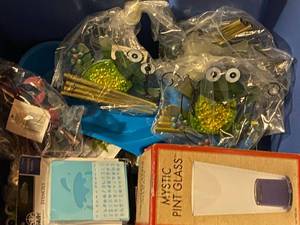 lot 140 image: Tote with Sumer decor, Epson salts, electronics, jewelry, and bags