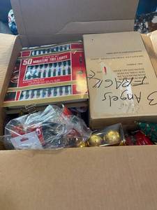 lot 149 image: Christmas decor tote- Lots of new items