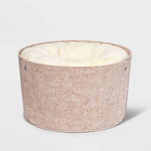 lot 122 image: Oscar Bucket Cat and Dog Bed - S - Boots & Barkley��