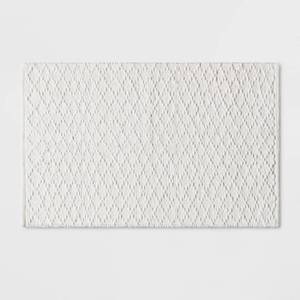 lot 126 image: Diamond Stripe Bath Rug White - Threshold�� Cotton, Woven, Handmade, Heavyweight, Machine Washable