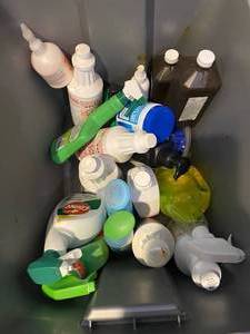 lot 312 image: Tote full of cleaning supplies