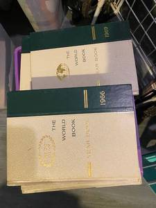 lot 324 image: Set of World book Year books- good condition