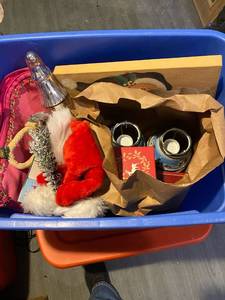 lot 325 image: Seasonal decor- Christmas items tote