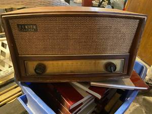 lot 331 image: Vintage Zenith Radio
