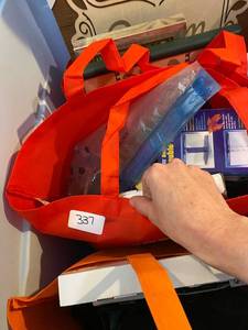 lot 338 image: Bag with home decor, water bottle, picture frame, craft box