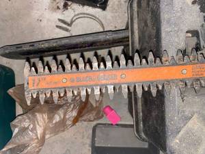 lot 206 image: Black and decker 17 hedge trimmer- battery powered