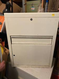 lot 220 image: Tool box with cabinet