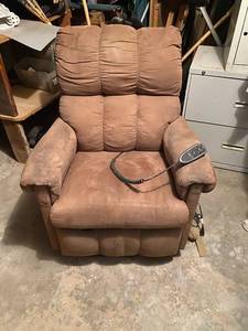lot 224 image: Powered brown Lazyboy recliner