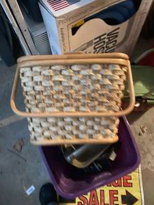 lot 225 image: Vintage picnic basket- very good condition