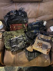 lot 287 image: Bag full of purses- variety of different sizes- see photos
