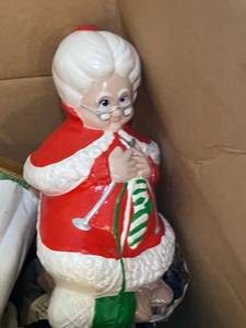 lot 303 image: Large box of Angel decor and religious decor