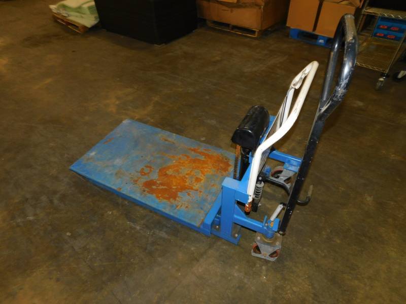 lot 9356 image: Platform JackLift